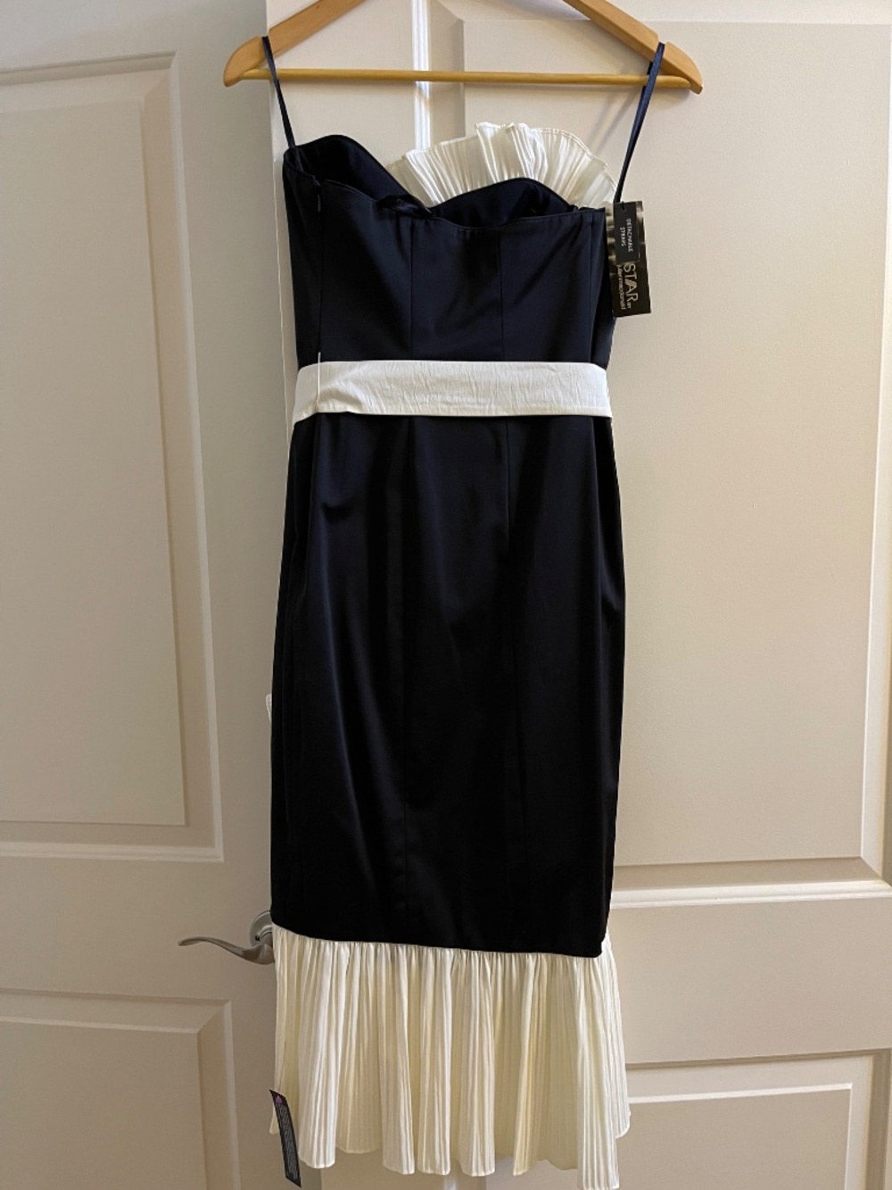 Star by Julien Macdonald black cocktail dress with cream frill, NWT, size US 4 - Picture 6 of 10